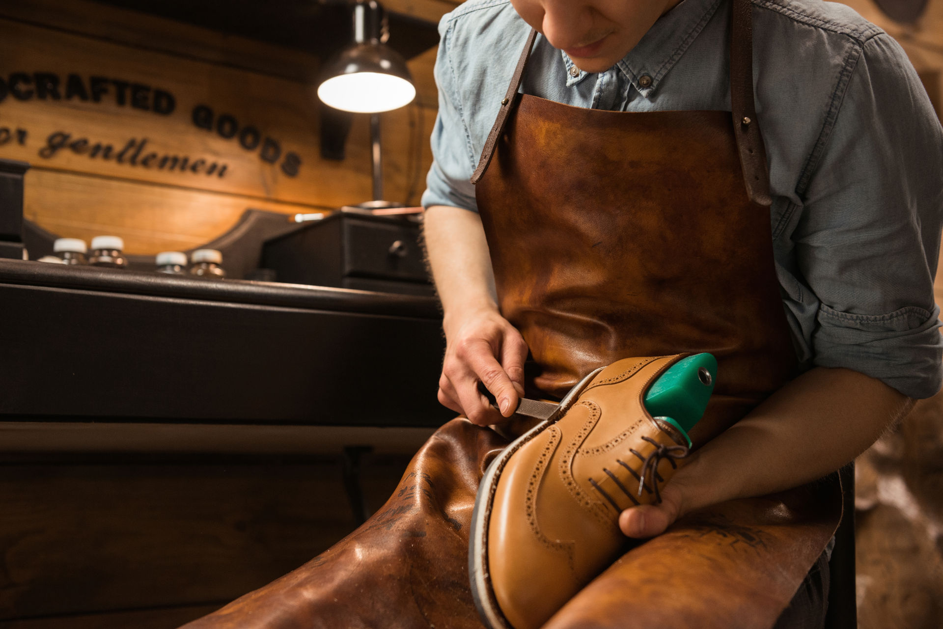 Вече повече от 10 години обущарница Кременаров и Синове ЕООД се занимава с производство, поправка и ремонт на обувки.